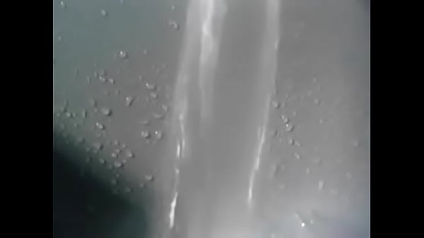 torneira safada emitindo agua por 1_minuto