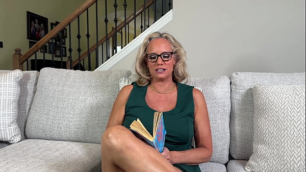 Nonton Gilf Of The Year Nina Nite Reads To You thumbnail