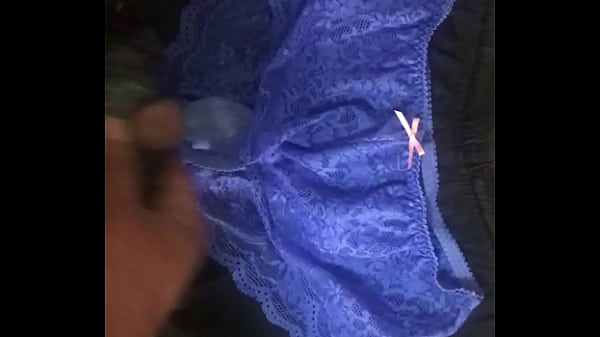 Play MP4 - 射在原味藍色全蕾絲內褲上 有汗味 分泌多 用另一件原味套住