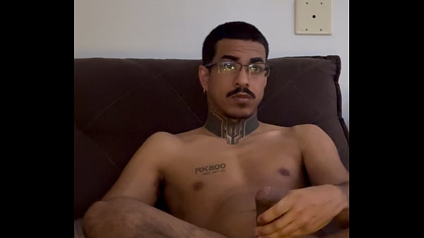 moreno pauzudo 24cm grosso socando uma punheta vendo porno ate gozar gostoso 