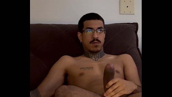 Play MP4 - moreno pauzudo 24cm grosso socando uma punheta vendo porno ate gozar gostoso