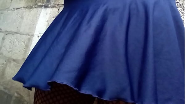 Ricura mi falda y mostrandomi pantis azul
