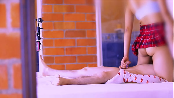 La_colegiala y el profesor_se miraron con deseo mientras sus manos_se tocaban