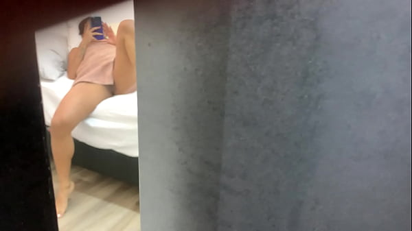 Play MP4 - ESPIANDO A MI HERMANASTRA ABIERTA DE PIERNAS SE LE VE SU CO&Ntilde;O APRETADO