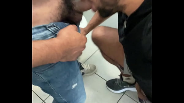 No Banheiro Do Shopping Fazendo Oral No Vendedor Da Loja De Cal&ccedil;ados Que Prometeu Desconto. thumbnail
