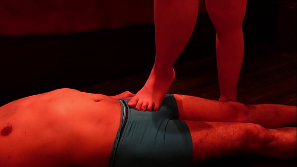 【チンポ！これ邪魔でしょ！】無表情で僕の大切な勃起したちんぽを踏み潰してくるドs痴女