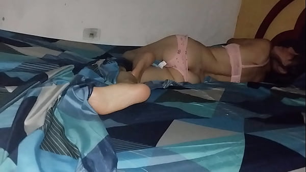 Play MP4 - Estaba mirando a la empleada de servicio cambiarse la ropa y se acost&oacute;&comma; me met&iacute; en su cuarto y la folle