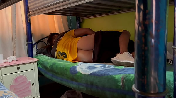 Play MP4 - Despu&eacute;s del partido de futbol llegu&eacute; a casa y mi novio se estaba cogiendo a un desconocido al darme cuenta me excite y me fui al cuarto a cogerme al desconocido para sacar toda mi leche