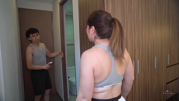 Plana con ma&ntilde;a entrenando y cogiendo con chica nalgona y tetona