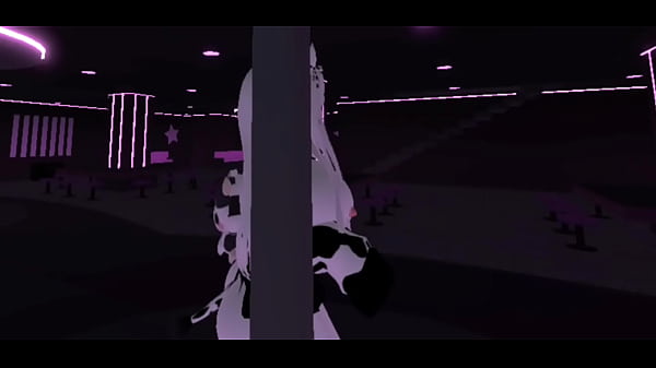 Bailando con las tetas_y culo de fuera