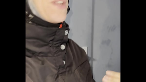 Lety howl drague un inconnu anglais au casier &agrave; ski pour ensuite le ramener 