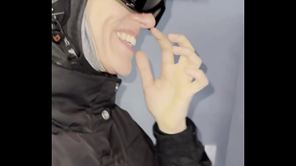 Lety howl drague un inconnu anglais au casier &agrave; ski pour ensuite le ramener 