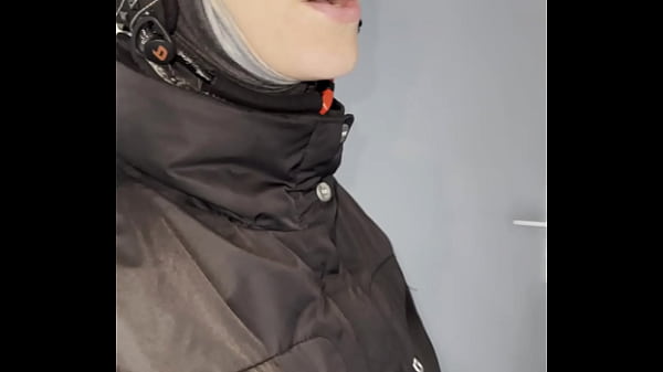 Lety Howl drague un inconnu anglais au_casier à ski pour ensuite le ramener