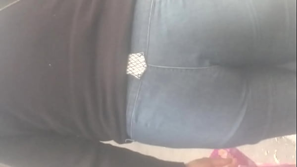 milf marcando tanga esperando camion