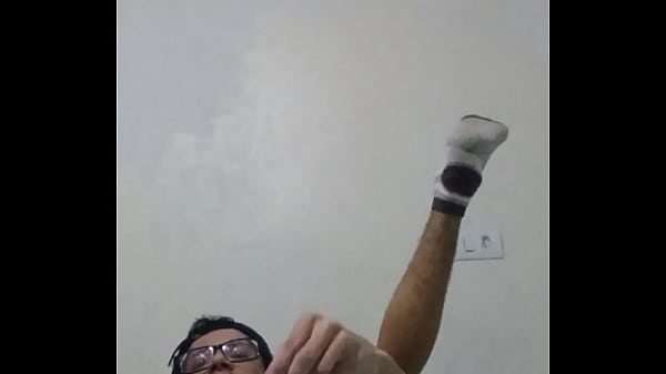 Putinha passiva brincando com o cuzinho usando escova de cabelo 