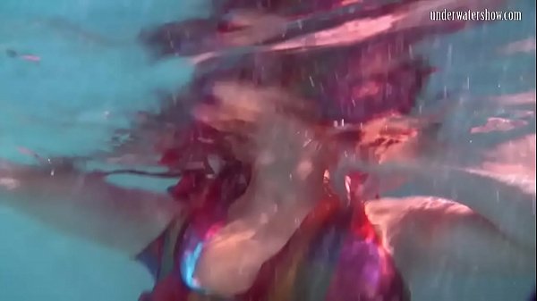 Play MP4 - Sexy underwater teen