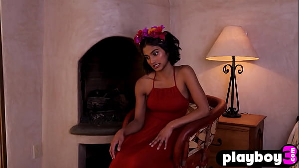 All natural MILF Angel Constance exposed hot_body and posed naked outdoor