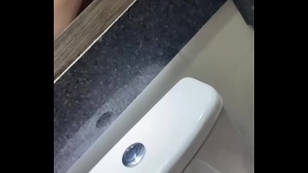 Play MP4 - Metendo no marid&atilde;o no banheiro em frente ao espelho