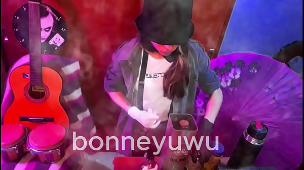 Bonneyuwu 18 36 bartender le paga a bonney por chupar un dildo 