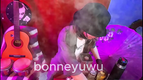 Bonneyuwu 18 36 bartender le paga a bonney por chupar un dildo 