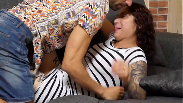 Play MP4 - LATINA tatuada prueba una POLLA GIGANTE