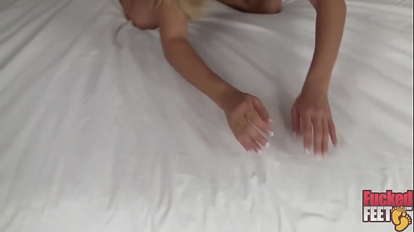 Philly jhon makes kennedy leigh only use her feet to drain his cock 