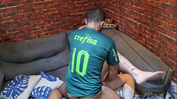 Foi Assistir A Partida De Futebol Dois Torcedores Ativos E Tomou Pica Gostoso No Cu. thumbnail