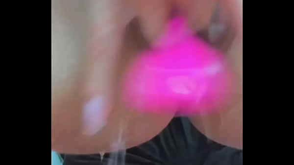 Hit babe sandtalopezxxx rubs her pussy to a wet orgasm 