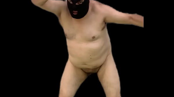 Enmascarado con su  jaula de caridad  parece como si hubiera volado 