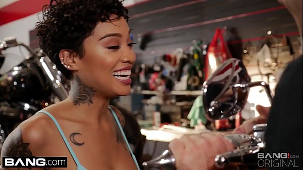 Play MP4 - Honey Gold cums on a motorocycle