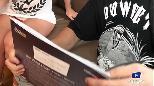 Julie profite d'un jeune technicien pour s'offrir une bonne_baise