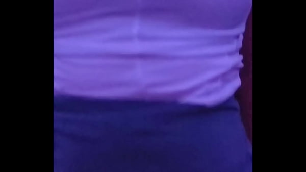 Encuentro a la puta de mi hermanastra colegiala con un dildo dentro de su apretado co&ntilde;o me pide de favor que la folle para que ya no sea tan estrecha 