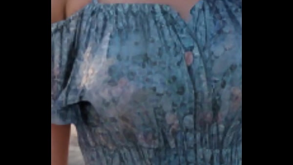 熟女がビーチで散策をする