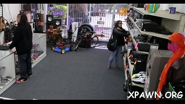 Amateur cutie show her curves 