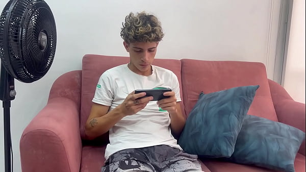 Nonton Ense&ntilde;o A Mi Peque&ntilde;ita Hermanastra A Jugar En El Celular Mientras Le Hago Sentir Mi Enorme Polla thumbnail