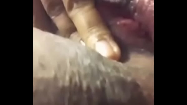 Play MP4 - Jugando con su cosita en el trabajo