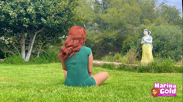 Play MP4 - Yoga con vestido ajustado en exteriores  Estiramientos   Flexibilidad