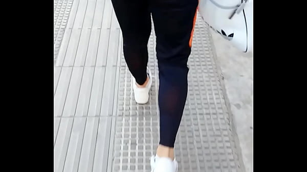 Rico hombre culon en la calle