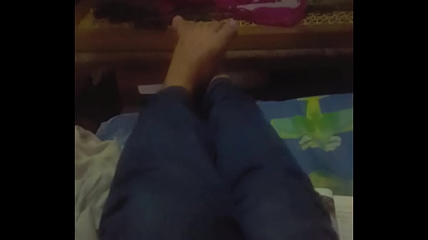 Chico e muestra sus deliciosos pies