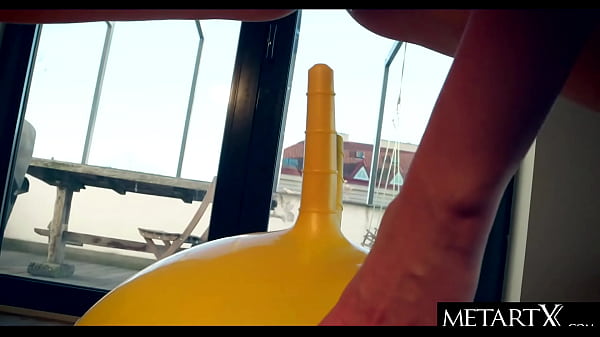 Play MP4 - Sporty blonde fucks herself with the handle of her exercise ball
