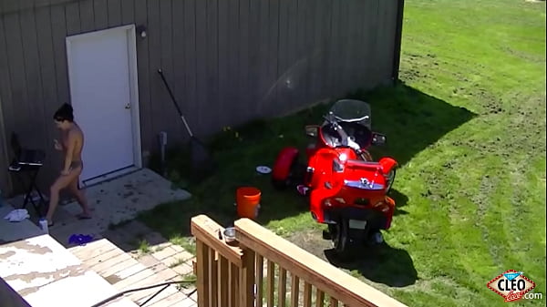 Naked Webcammer Its Cleo Ass Fucks HerselfIn The Back_Patio