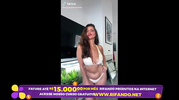 Amadora casada se exibindo e mostrandoos peit&otilde;es dan&ccedil;ando para marido