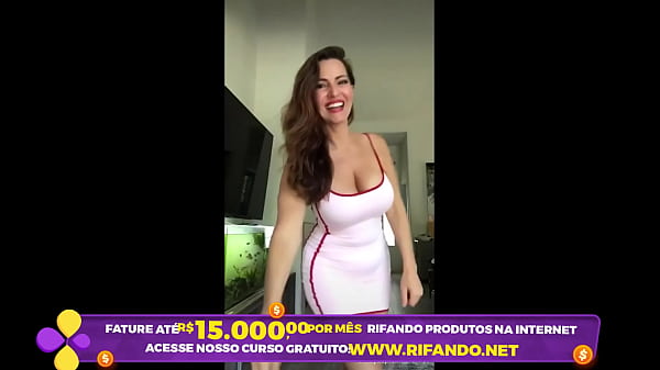 Amadora casada se exibindo e mostrandoos peit&otilde;es dan&ccedil;ando para marido