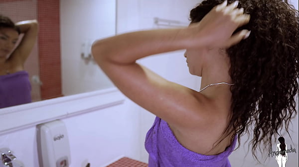 Nonton Mi Esposo Me Espia En La Ducha, Me Prende Demasiado Y Me Lo Follo Antes De Terminar thumbnail