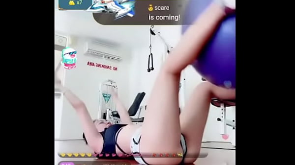 chica demuestra todo lo que sabe hacer en el GYM 