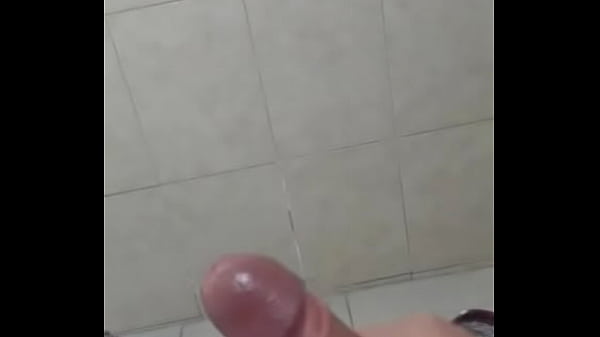 Hombre masturbandose en ba&ntilde_o x