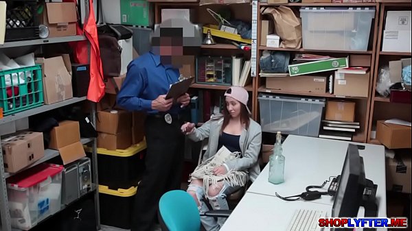 Girl in act caughtsmuggling and got fucked