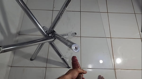 Jovem Brasileiro Dando Uma Gosada Farta Na Mesa De Vidro thumbnail