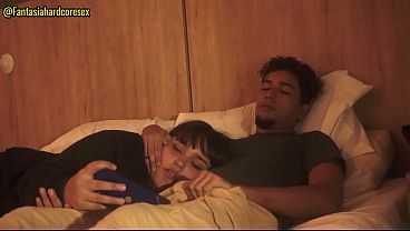 Mi hermanastra se acuesta en mi regazo y deja que ponga mi pene en su boca 