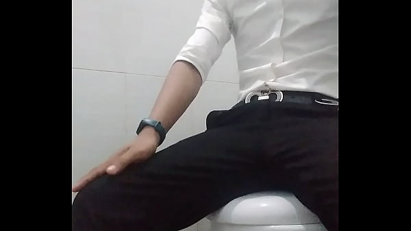 Trai văn ph&ograve;ng sục cu trong toilet 